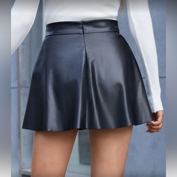 Black vegan leather split front mini skirt - Picture 2 of 6